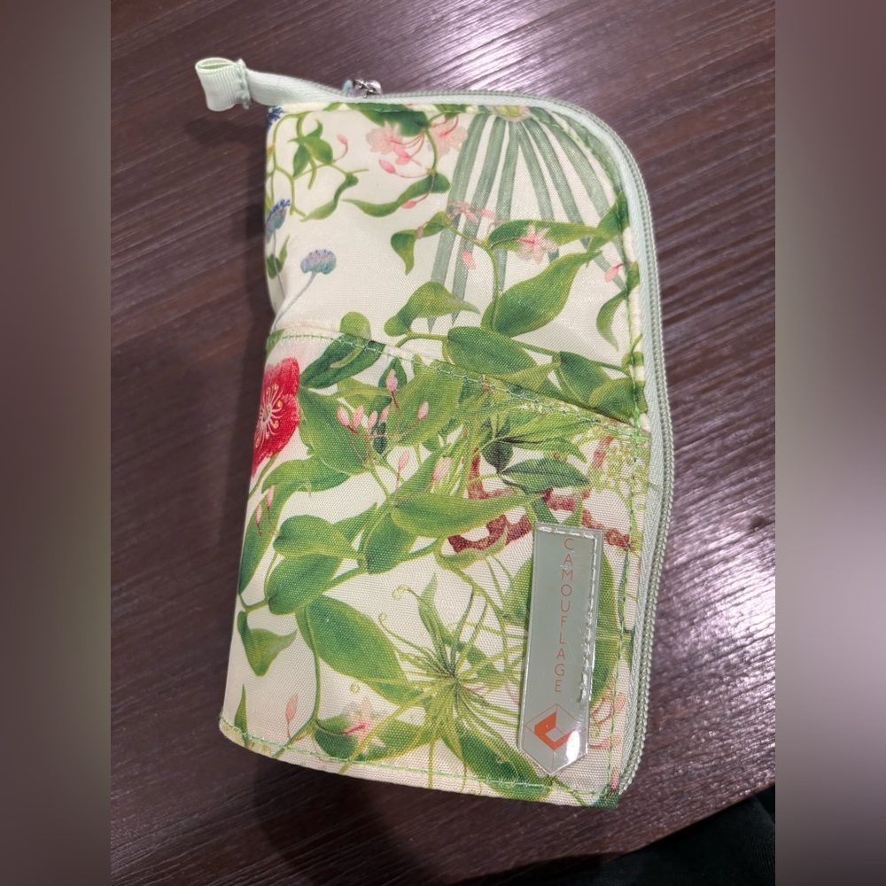 NWOT The Camouflage Company Green mini pouch!